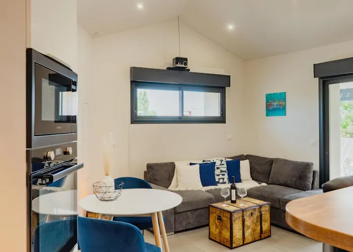 Holiday home 36 2 L Air Marin Penthouse Clim Free Park Ecran Geant Netflix Acces Direct Autoroute Et Narbonne