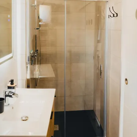 36 2 L'air Marin Penthouse Climatise Netflix Stationnement Gratuit Acces Direct Autoroutes Et Plages * 纳博讷